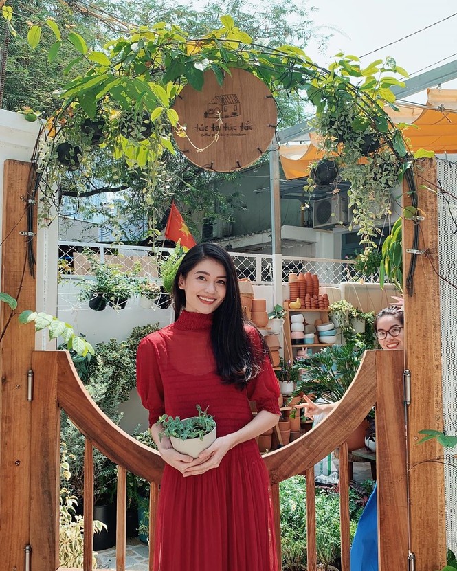 Á hậu Tường San đăng ảnh đón Valentine sớm, khoe khéo vòng 1 gợi cảm - ảnh 6