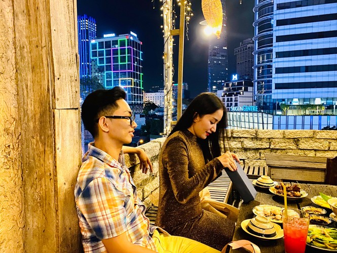 Bị chê vô tâm suốt 10 mùa Valentine, Phan Hiển tặng quà trăm triệu cho Khánh Thi - ảnh 2