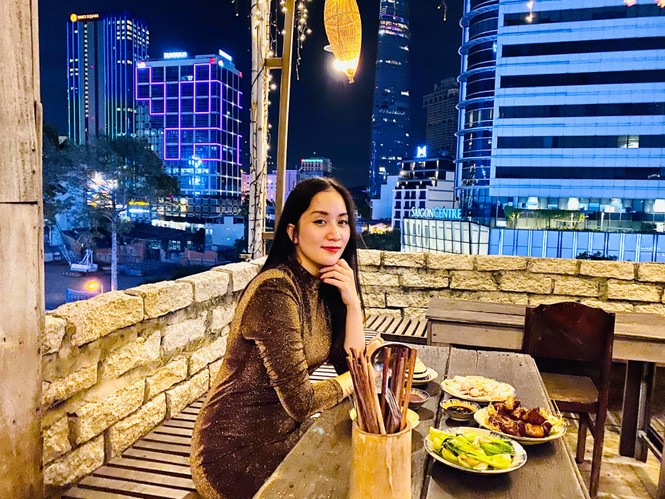 Bị chê vô tâm suốt 10 mùa Valentine, Phan Hiển tặng quà trăm triệu cho Khánh Thi - ảnh 1