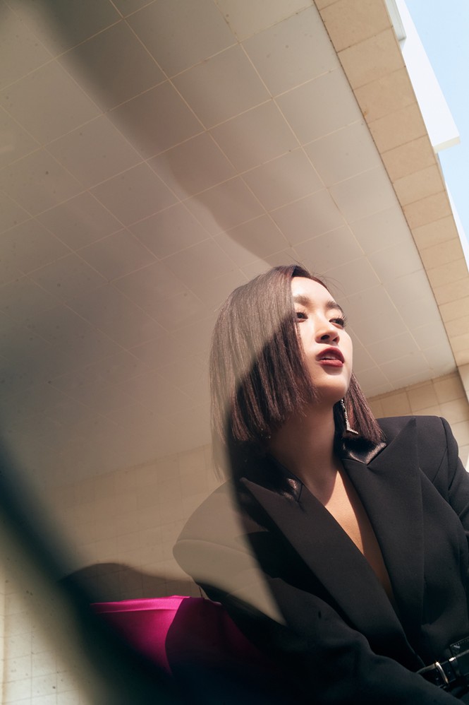 Đỗ Mỹ Linh mặc váy xẻ ngực sâu 'bất tận', ra dáng “chị đại” trong bộ ảnh mới - ảnh 11