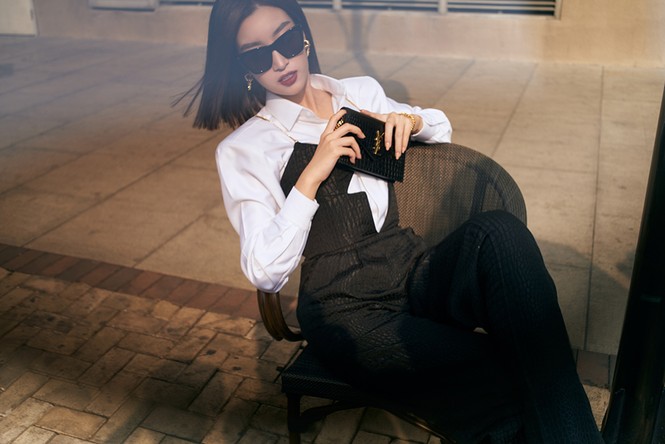 Đỗ Mỹ Linh mặc váy xẻ ngực sâu 'bất tận', ra dáng “chị đại” trong bộ ảnh mới - ảnh 2