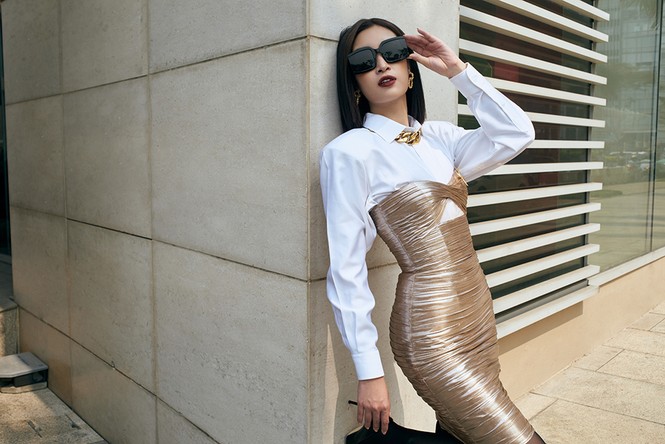 Đỗ Mỹ Linh mặc váy xẻ ngực sâu 'bất tận', ra dáng “chị đại” trong bộ ảnh mới - ảnh 12