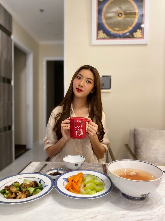 Khánh Vân khoe cơ bụng sexy, Hoàng Thuỳ không kém cạnh với áo hở bạo - ảnh 9