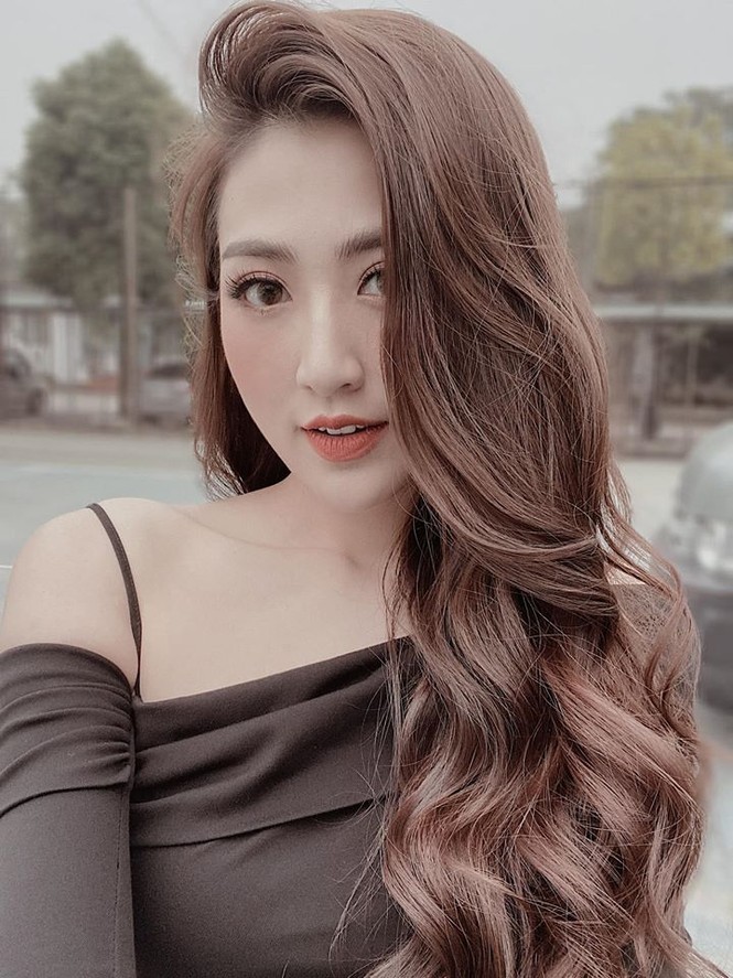 Khánh Vân khoe cơ bụng sexy, Hoàng Thuỳ không kém cạnh với áo hở bạo - ảnh 7