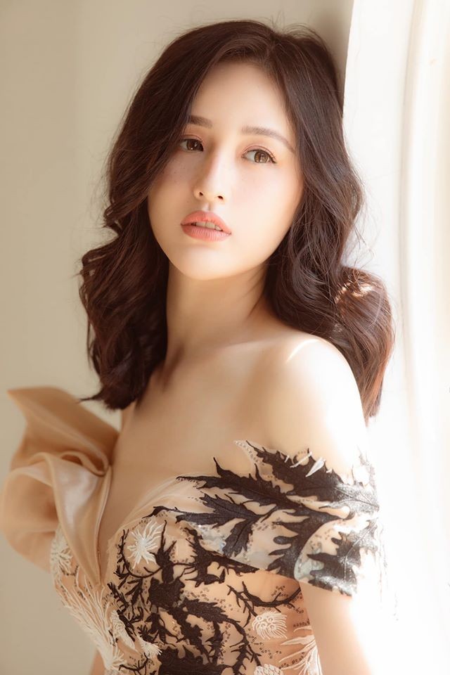 Khánh Vân khoe cơ bụng sexy, Hoàng Thuỳ không kém cạnh với áo hở bạo - ảnh 11