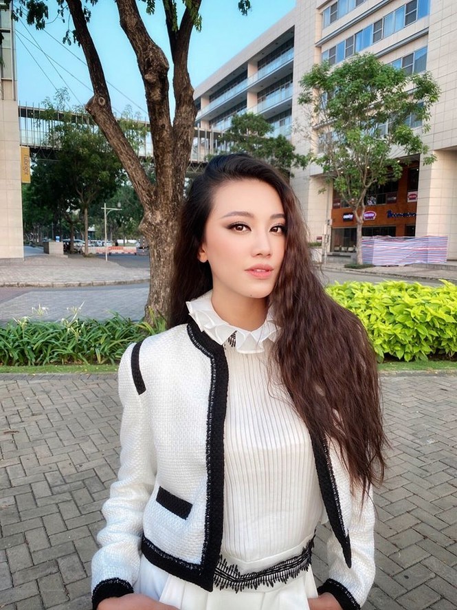 Khánh Vân khoe cơ bụng sexy, Hoàng Thuỳ không kém cạnh với áo hở bạo - ảnh 15