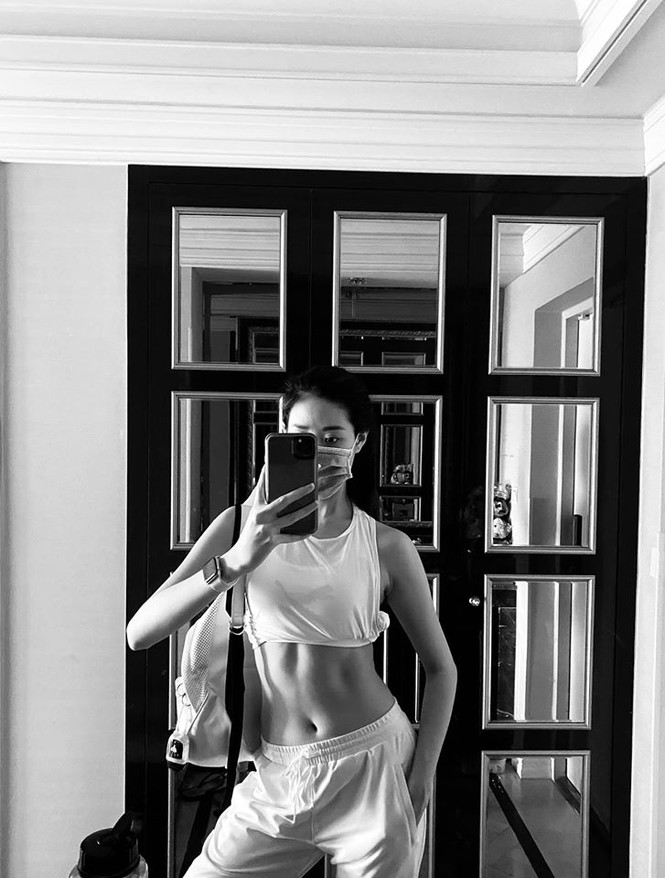 Khánh Vân khoe cơ bụng sexy, Hoàng Thuỳ không kém cạnh với áo hở bạo - ảnh 1