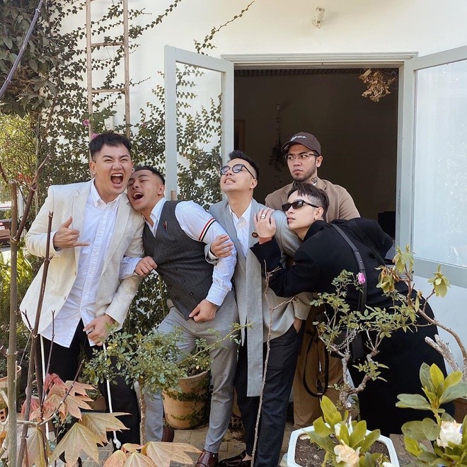 Hội bạn thân khoe ảnh 'lầy lội' ở đám cưới Tóc Tiên - Hoàng Touliver - ảnh 5