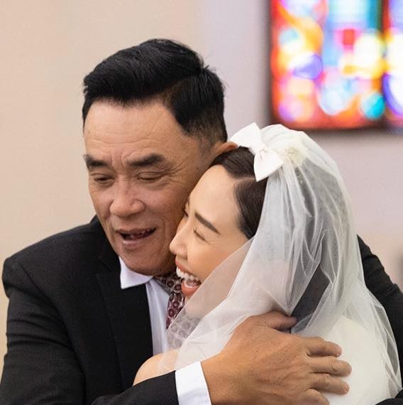 Mẹ không về dự hôn lễ, bố Tóc Tiên thay lời xúc động mừng hạnh phúc con gái - ảnh 1