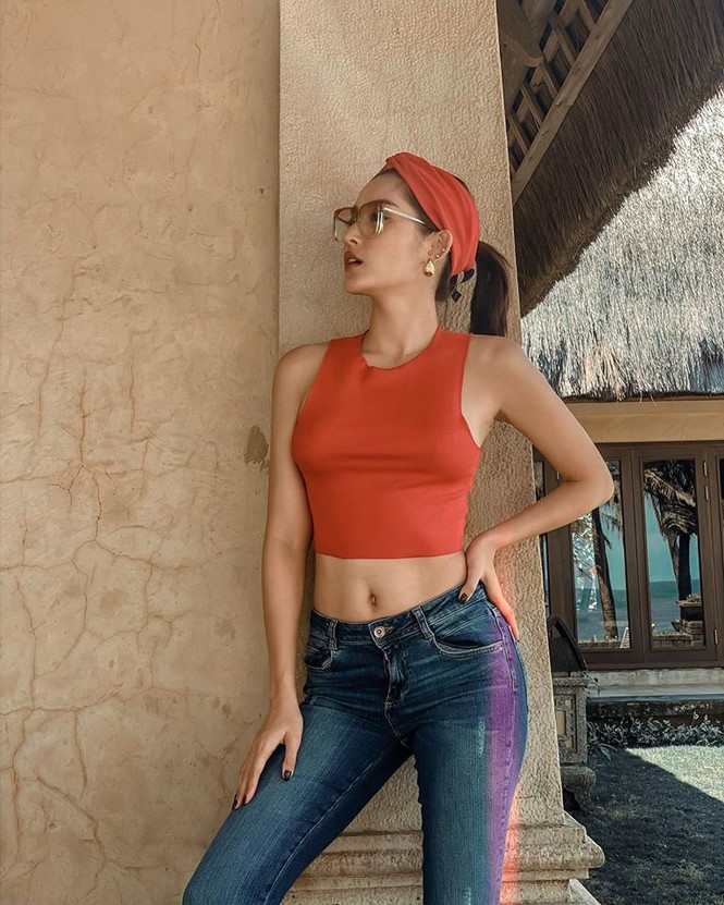 Huyền My, Mâu Thuỷ cùng khoe vòng eo 'con kiến' sexy khiến fans ngây ngất - ảnh 1