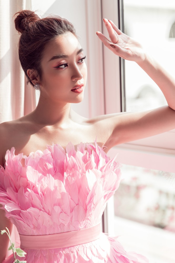 Đỗ Mỹ Linh đẹp tựa thiên nga, Lương Thuỳ Linh-Tường San khoe vai trần nuột nà - ảnh 3