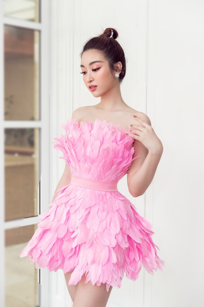 Đỗ Mỹ Linh đẹp tựa thiên nga, Lương Thuỳ Linh-Tường San khoe vai trần nuột nà - ảnh 2