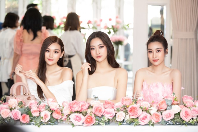 Đỗ Mỹ Linh đẹp tựa thiên nga, Lương Thuỳ Linh-Tường San khoe vai trần nuột nà - ảnh 10