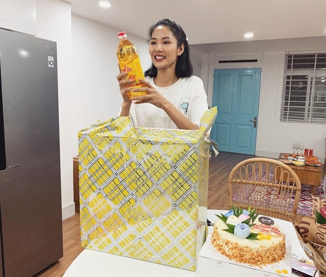 Sinh nhật đúng thời dịch bệnh Covid, Hoàng Thuỳ được tặng toàn quà độc - ảnh 5
