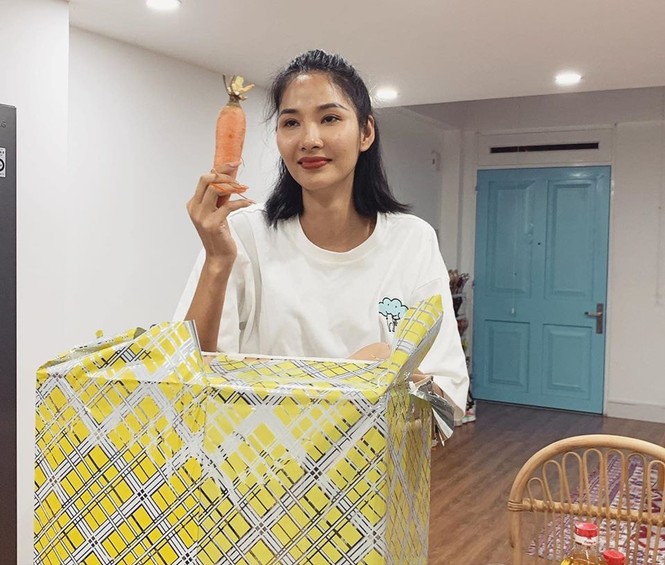 Sinh nhật đúng thời dịch bệnh Covid, Hoàng Thuỳ được tặng toàn quà độc - ảnh 2