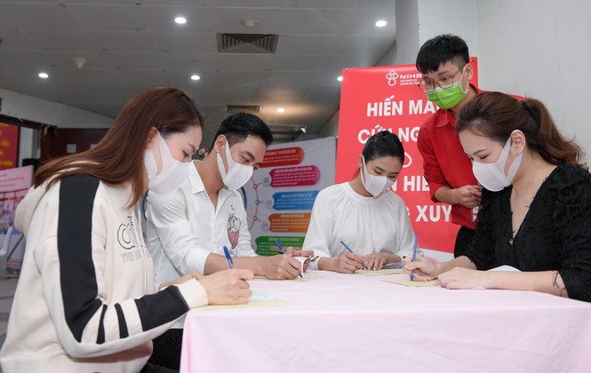 Sau khi hoãn cưới vì Covid, Ngọc Hân cùng các nghệ sĩ đi hiến máu giữa mùa dịch - ảnh 3