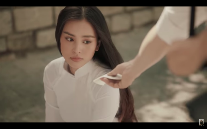 Hoa hậu Tiểu Vy nhận nhiều lời khen khi diễn xuất cực 'ngọt' trong MV mới của Erik | Hoa Hậu 7 Hoa hậu Tiểu Vy nhận nhiều lời khen khi diễn xuất cực 'ngọt' trong MV mới của Erik - ảnh 3