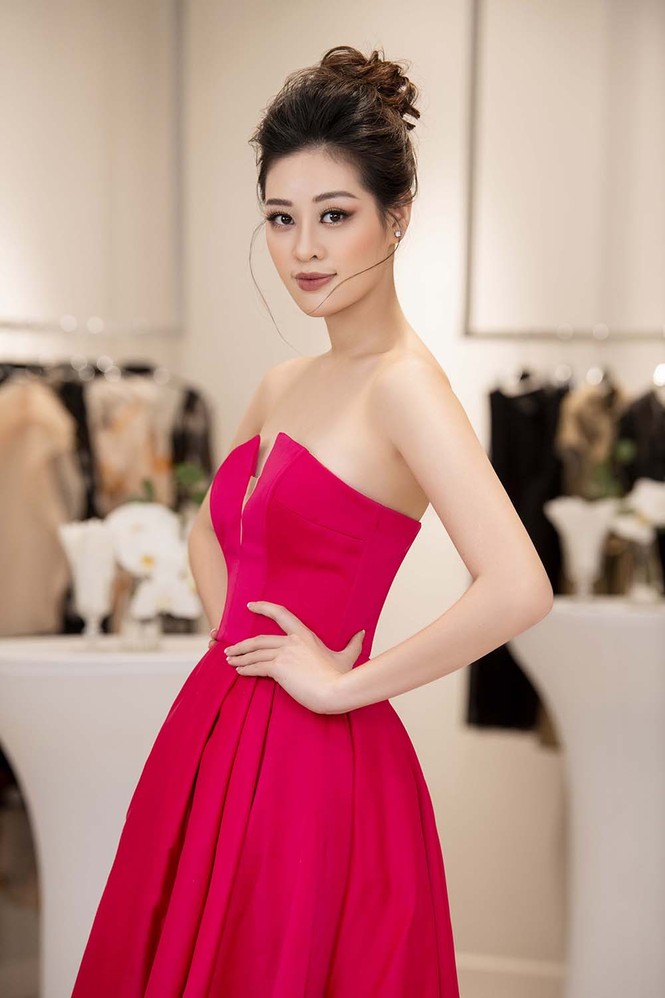 Hoa hậu Khánh Vân tái xuất lộng lẫy sau dịch COVID-19, khoe vòng 1 gợi cảm táo bạo - ảnh 6
