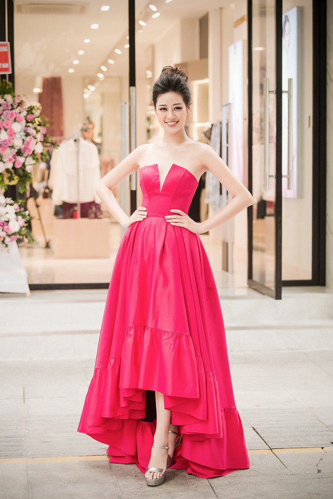 Hoa hậu Khánh Vân tái xuất lộng lẫy sau dịch COVID-19, khoe vòng 1 gợi cảm táo bạo - ảnh 1