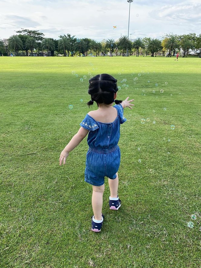 Khánh Vân, Kim Duyên cùng mặc váy sequin bó sát khoe chân dài 'cực phẩm' nõn nà - ảnh 12