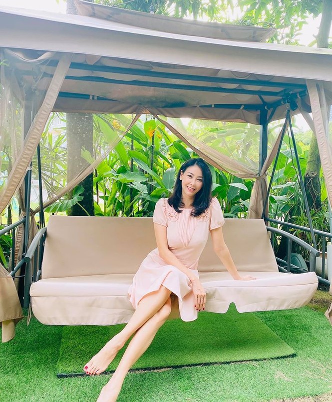 Khánh Vân, Kim Duyên cùng mặc váy sequin bó sát khoe chân dài 'cực phẩm' nõn nà - ảnh 9