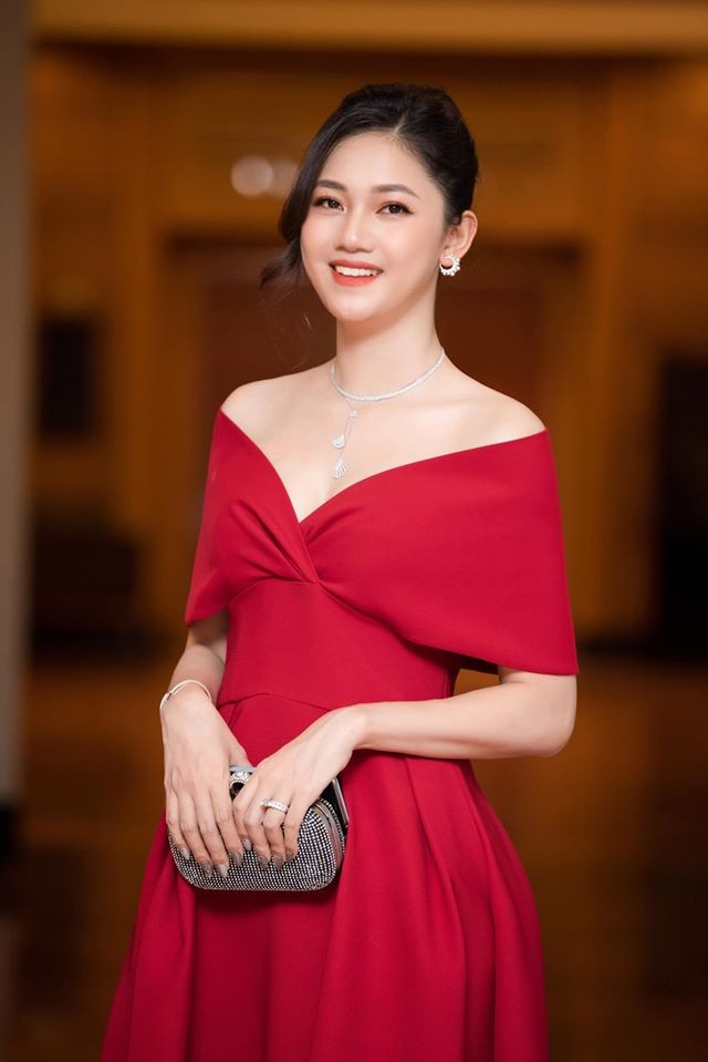 Hoa hậu Diễm Hương diện váy xẻ ngực sâu nóng bỏng - ảnh 12