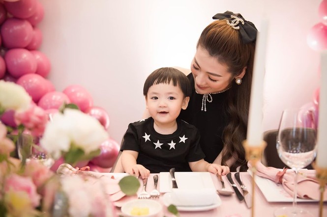 Hoa hậu Diễm Hương diện váy xẻ ngực sâu nóng bỏng - ảnh 6