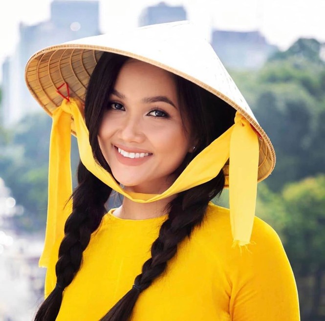 Hoa hậu Diễm Hương diện váy xẻ ngực sâu nóng bỏng - ảnh 2