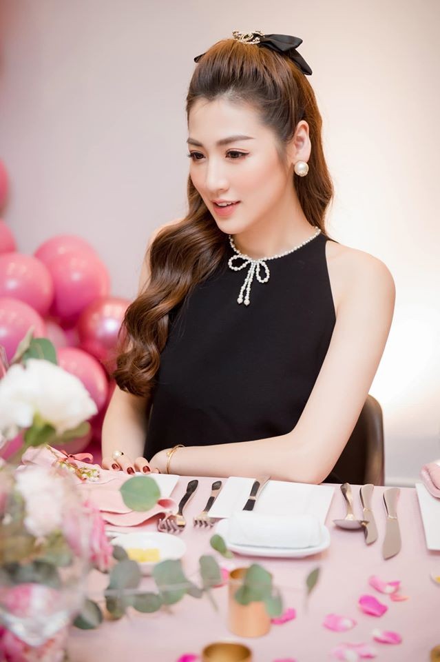 Hoa hậu Diễm Hương diện váy xẻ ngực sâu nóng bỏng - ảnh 5