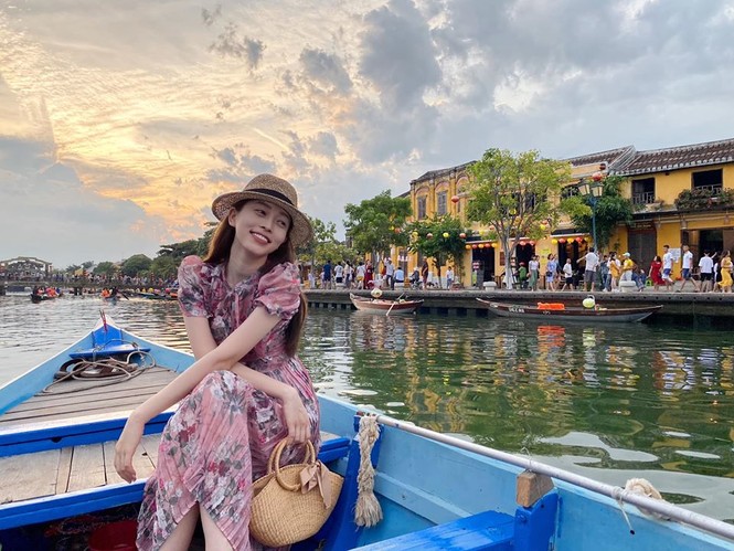 Hoa hậu Diễm Hương diện váy xẻ ngực sâu nóng bỏng - ảnh 9