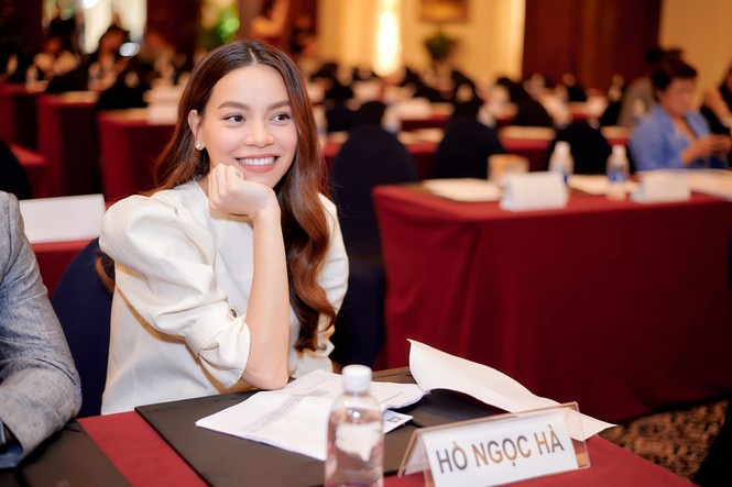 Hà Hồ xuất hiện cực xinh đẹp, không ngại đi giày cao gót ở tháng thứ 5 mang song thai - ảnh 5