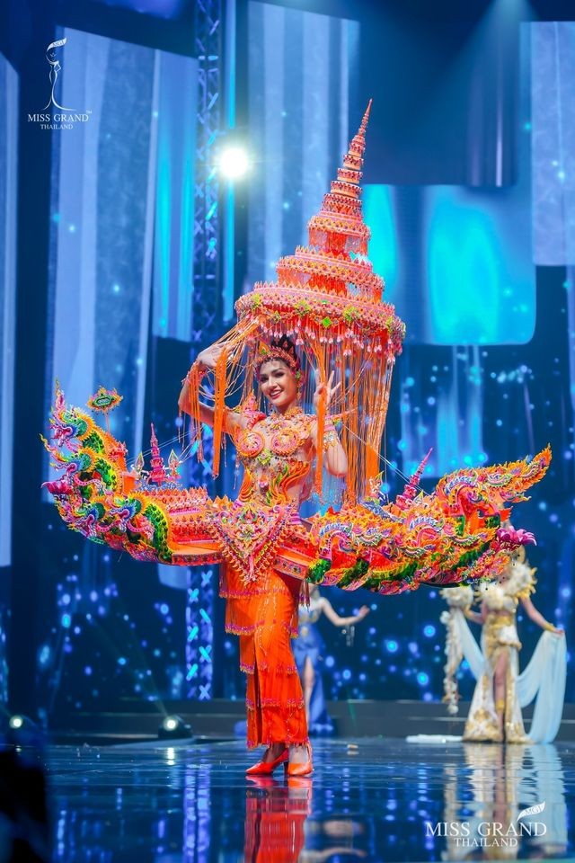 Choáng ngợp với loạt trang phục dân tộc công phu, độc lạ của thí sinh Miss Grand Thái Lan - ảnh 3