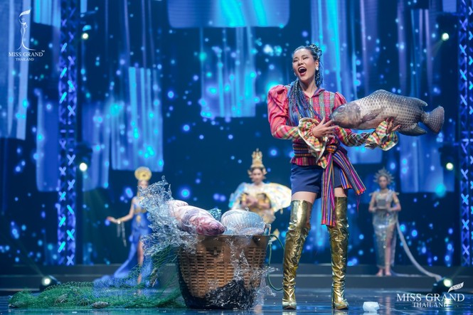 Choáng ngợp với loạt trang phục dân tộc công phu, độc lạ của thí sinh Miss Grand Thái Lan - ảnh 8