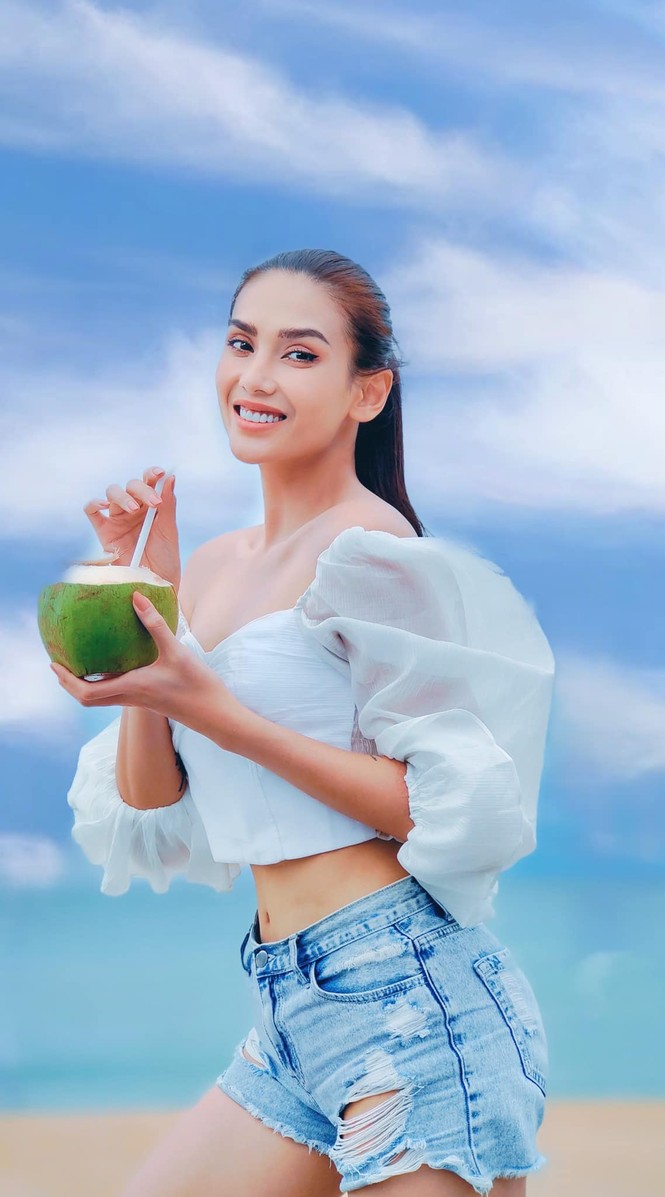 Võ Hoàng Yến khoe eo thon nóng bỏng, Mai Phương Thuý sexy với váy sequin cúp ngực - ảnh 1