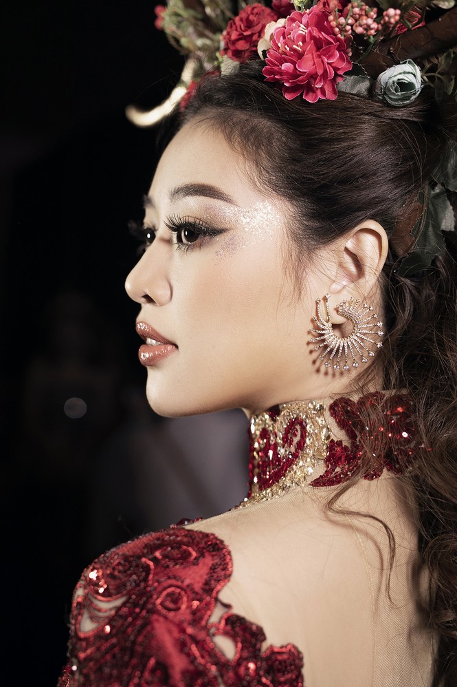 Siêu mẫu Hà Anh tái xuất sàn diễn thời trang, khoe thân hình đồng hồ cát nóng 'bỏng mắt' - ảnh 11
