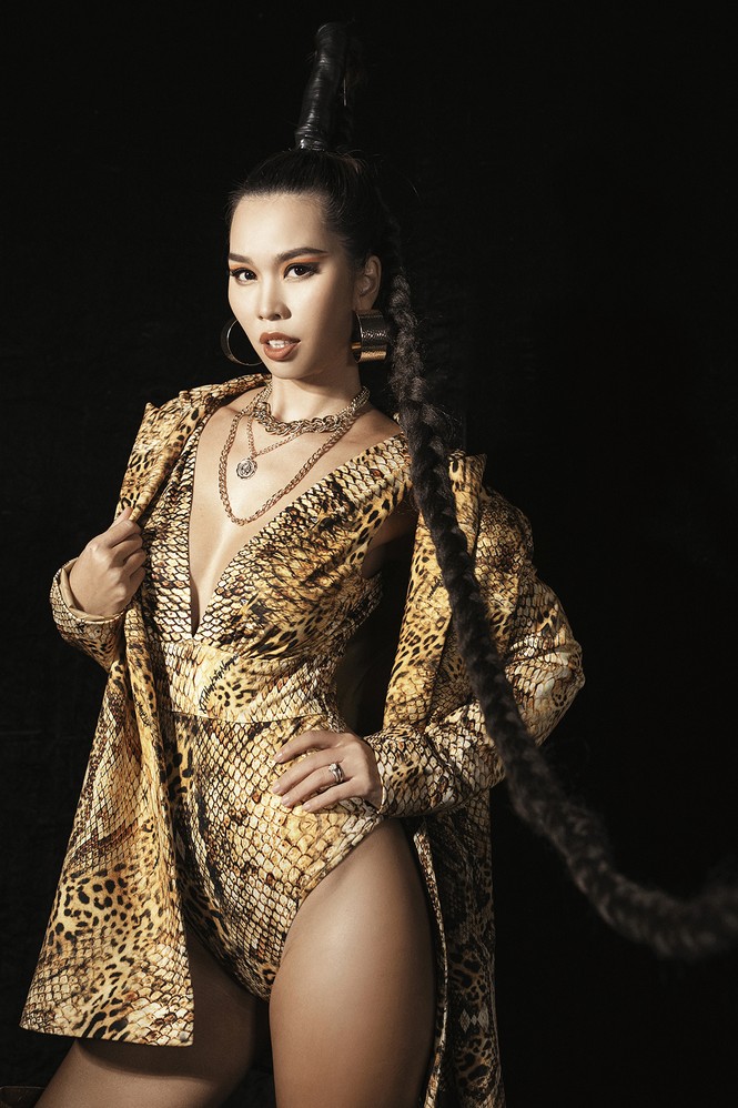 Siêu mẫu Hà Anh tái xuất sàn diễn thời trang, khoe thân hình đồng hồ cát nóng 'bỏng mắt' - ảnh 2