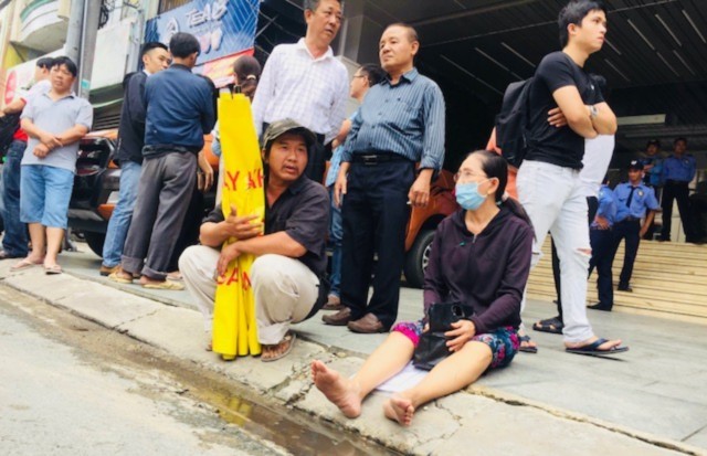 Dân căng băng rôn tố chủ đầu tư tăng diện tích để trục lợi - ảnh 1