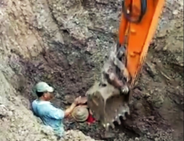 Đôi vợ chồng thoát chết thần kỳ sau gần 30 phút bị vùi trong đất đá - ảnh 1