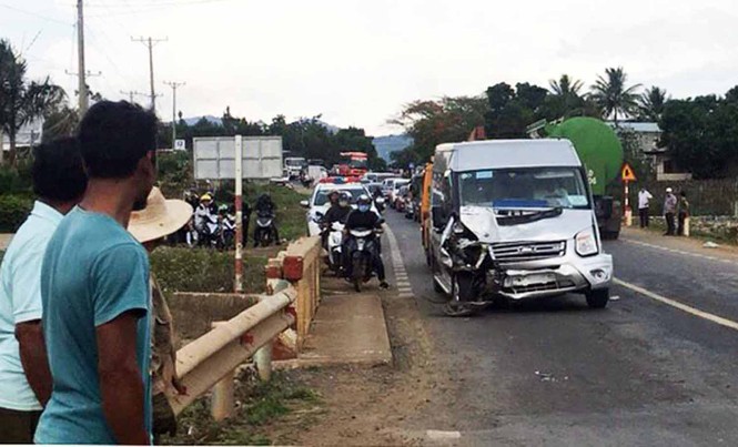 Hai ô tô đâm nhau, đường lên Đà Lạt tê liệt nhiều giờ - ảnh 1