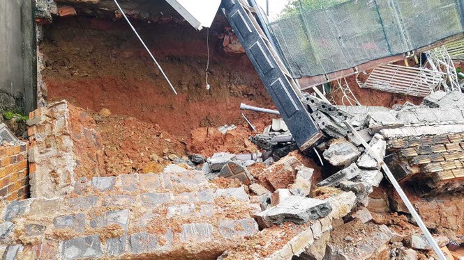 Nhà bỗng dưng sập đè nát xe máy khiến dân hoang mang - ảnh 1
