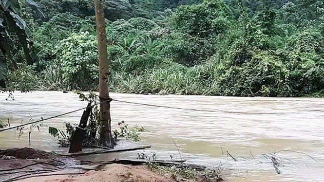 Đu cáp qua sông làm thuê, một người bị lũ cuốn mất tích - ảnh 1