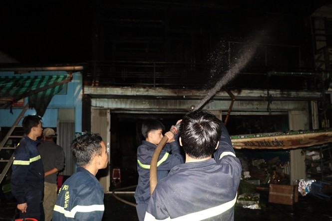 Đập cửa kính cứu nam thanh niên mắc kẹt trong căn nhà bốc cháy - ảnh 2
