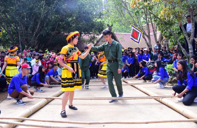 Hàng ngàn người dự Lễ hội giỗ tổ Hùng Vương ở thác Prenn Đà Lạt - ảnh 2