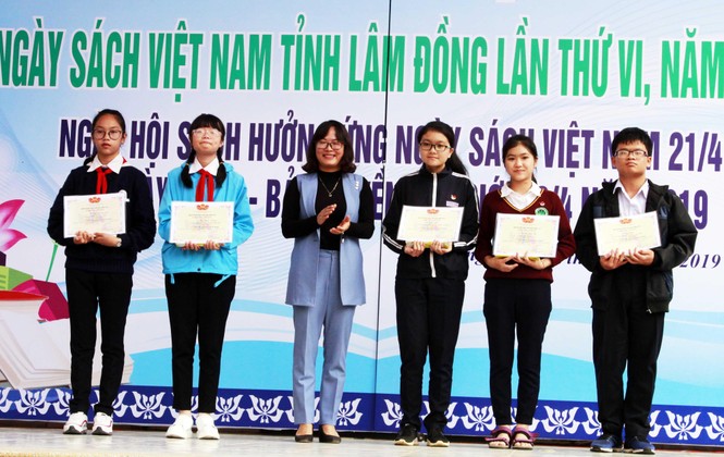 Người dân Đà Lạt tặng sách cho thư viện, giới trẻ ‘cõng’ sách về vùng sâu - ảnh 1