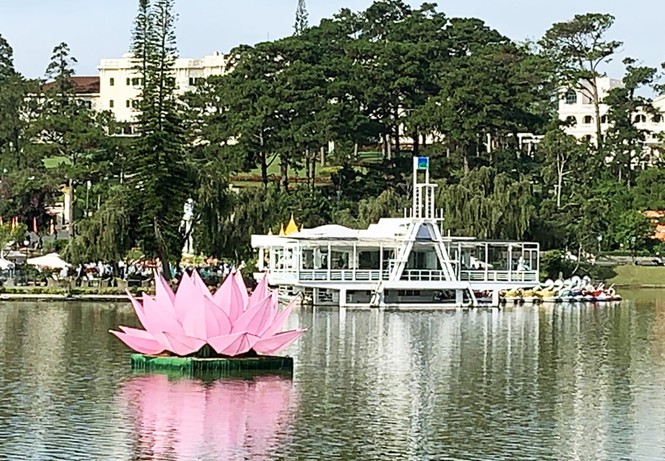 '7 đóa sen nhiệm mầu' thắp sáng hồ Xuân Hương mừng đại lễ Phật đản - ảnh 1