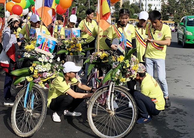 '7 đóa sen nhiệm mầu' thắp sáng hồ Xuân Hương mừng đại lễ Phật đản - ảnh 3