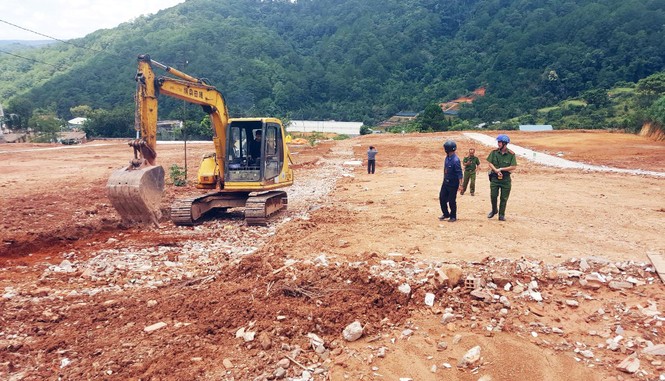 Ngang nhiên san bạt quả đồi, làm đường trái phép ở Đà Lạt - ảnh 1