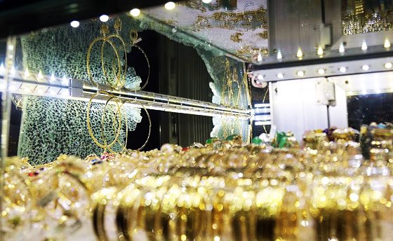 Mang bình xịt hơi cay và búa đi đập tủ cướp tiệm vàng ở Đà Lạt - ảnh 1