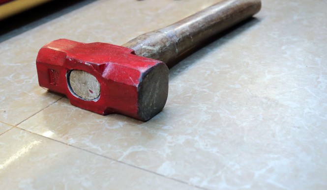 Mang bình xịt hơi cay và búa đi đập tủ cướp tiệm vàng ở Đà Lạt - ảnh 2