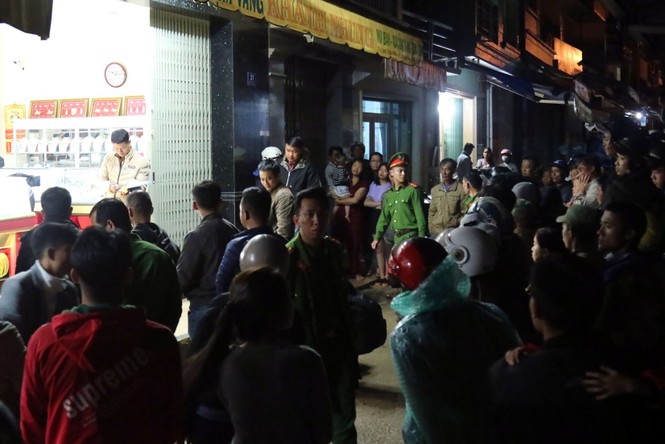 Mang bình xịt hơi cay và búa đi đập tủ cướp tiệm vàng ở Đà Lạt - ảnh 3